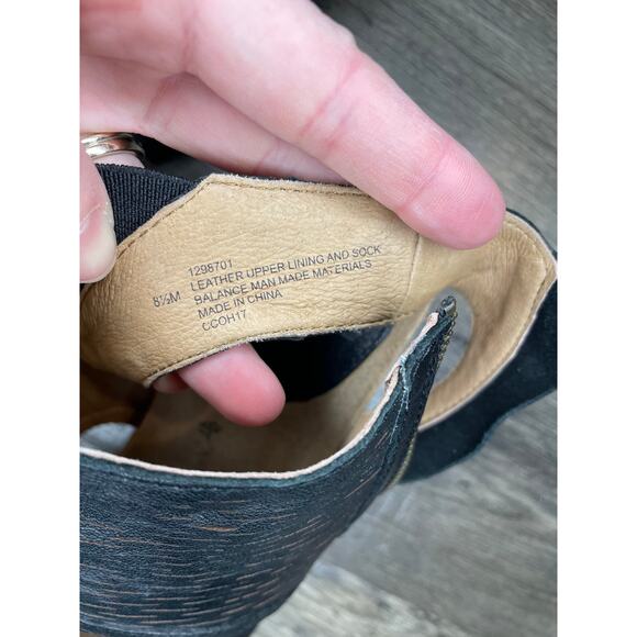 Sofft Milan 8.5 M Perforated Leather Sandals Stacked Heel Ankle Cuff Side Zip - Picture 8 of 8